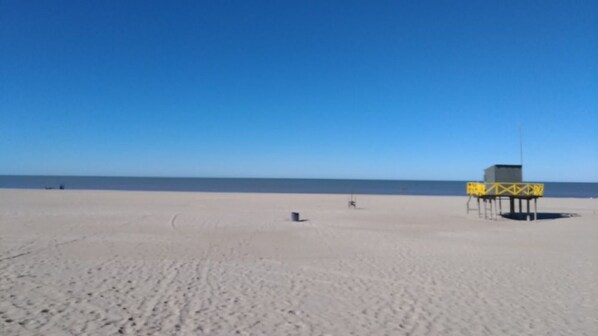 Plage à proximité, chaises longues