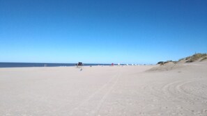 Ranta lähistöllä, aurinkotuoleja