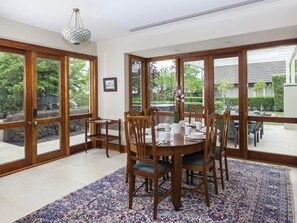 Premium villa, 4 slaapkamers, uitzicht op park | Dineren op de kamer