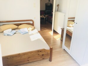 3 bedrooms, iron/ironing board, bed sheets