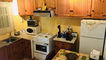 KĂŒhlschrank, Ofen, Wasserkocher mit Kaffee-/Teezubehör, Toaster