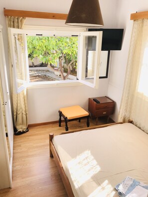 3 bedrooms, iron/ironing board, bed sheets