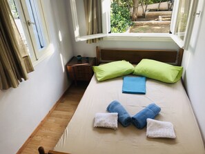 3 bedrooms, iron/ironing board, bed sheets