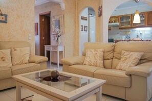 TV, fireplace - Quentao Blue Villa, Wifi, AC, Pool (Quarteira)