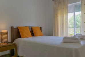 1 chambre, fer et planche à repasser, draps fournis