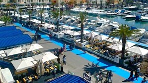 Un port de plaisance avec des bateaux amarrés, une piscine et des espaces de détente en plein air.