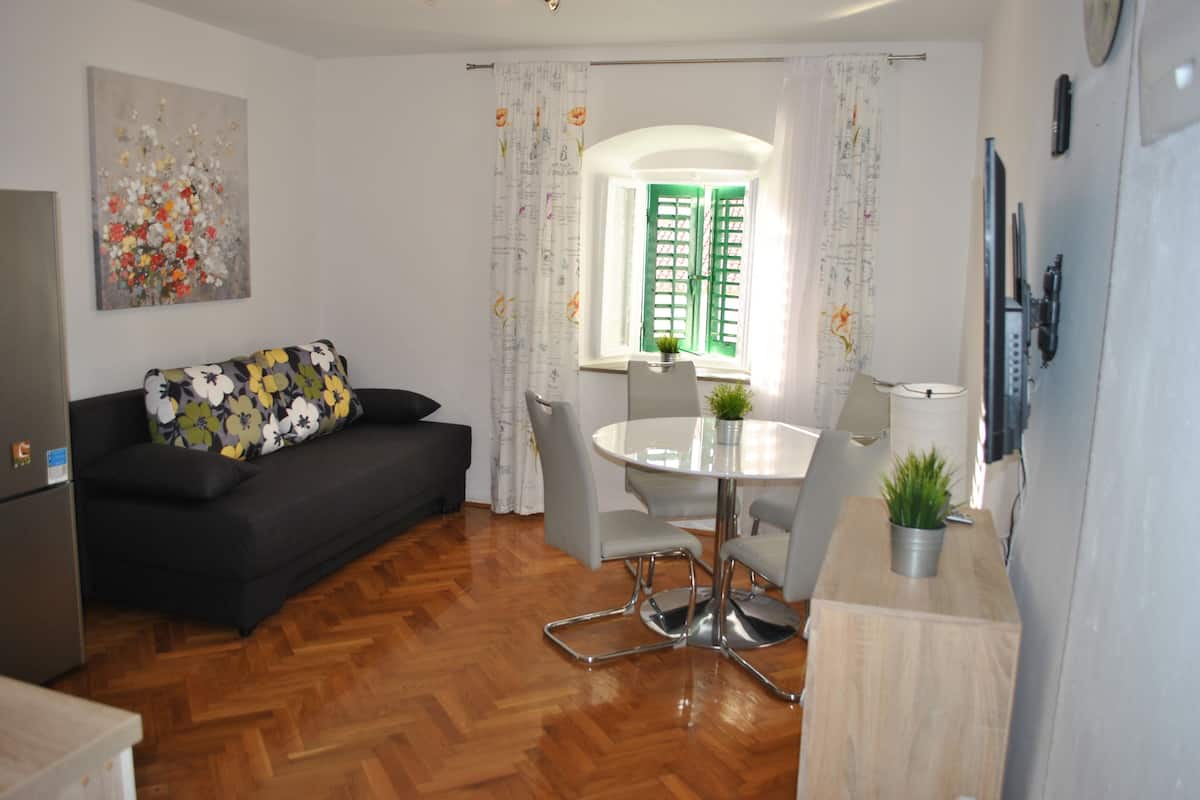 Apartamento, 1 quarto | Área de estar | TV de tela plana