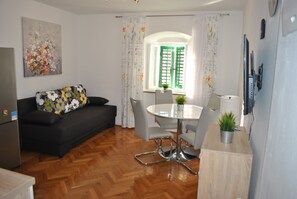 Apartamento, 1 quarto | Área de estar | TV de tela plana