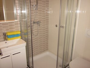 Superior Studio | Bathroom | Shower, free toiletries, hair dryer, towels