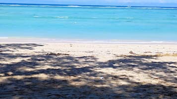 Una spiaggia nelle vicinanze, lettini da mare, teli da spiaggia