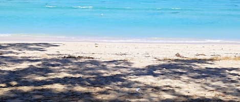 Una playa cerca, sillas reclinables de playa, toallas de playa