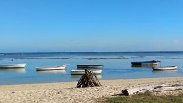 Beach nearby, sun loungers, beach towels