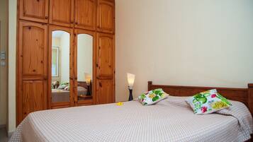 3 bedrooms, in-room safe, desk, iron/ironing board