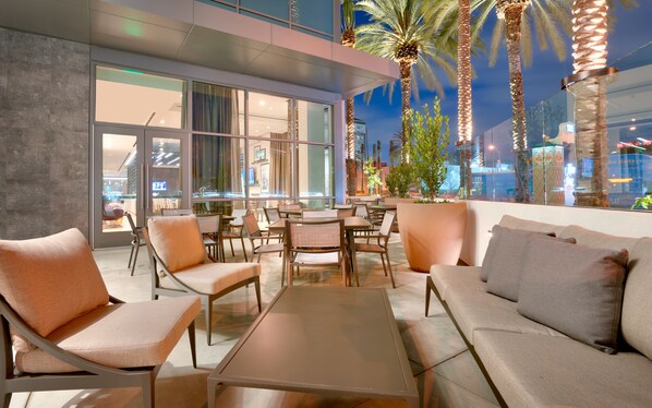 Exterior - Hampton Inn & Suites Anaheim Resort Convention Center (Anaheim)