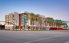 Exterior - Hampton Inn & Suites Anaheim Resort Convention Center (Anaheim)