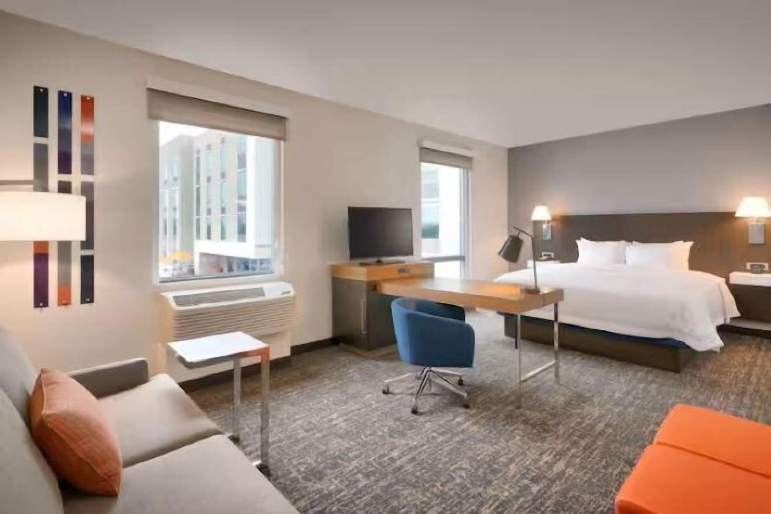 低刺激性寝具、セーフティボックス (室内)、デスク、ノートパソコン用作業スペース