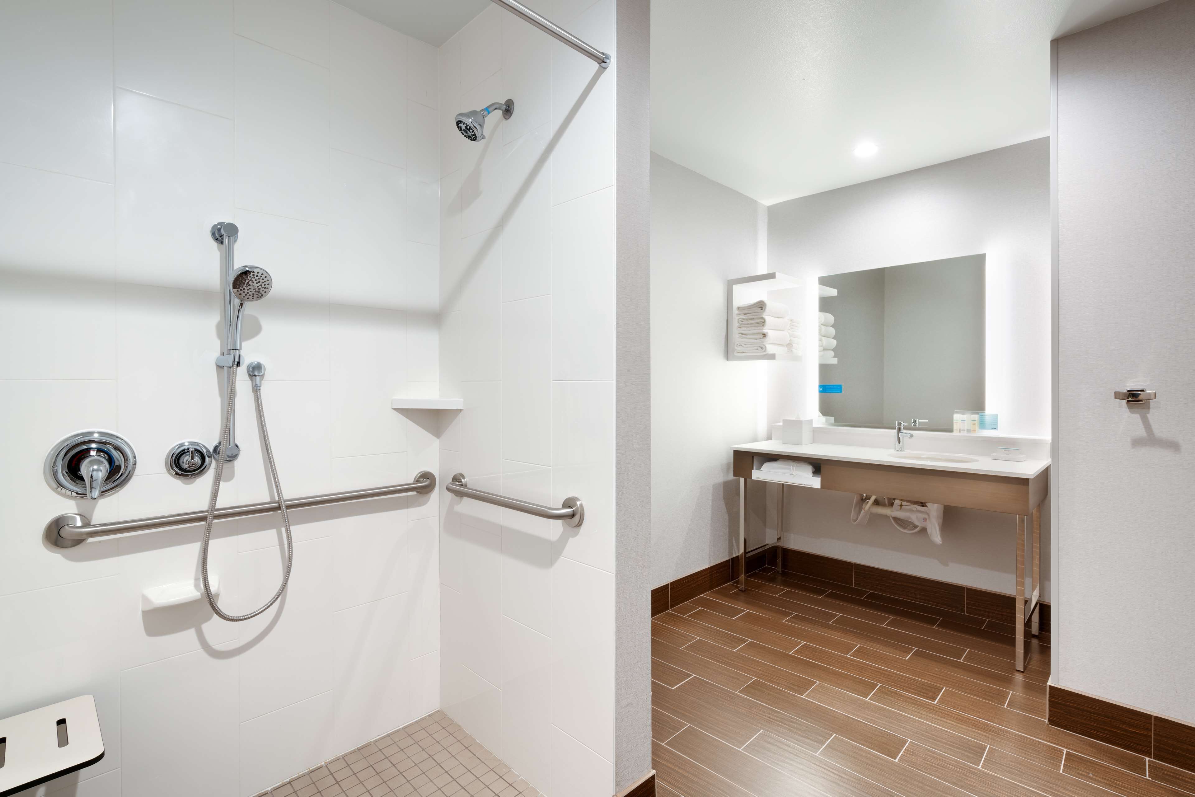 Photo - Hampton Inn & Suites Anaheim Resort Convention Center