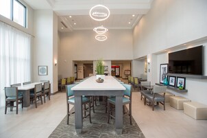 Área de estar no saguão