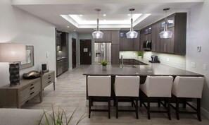 总统套房, 1 张特大床 | 客房内保险箱、办公桌、遮光窗帘、熨斗/熨衣板