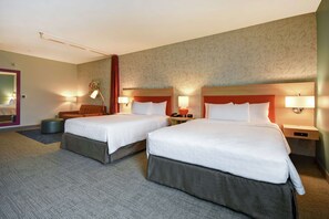 Studio, 2 queensize-senger, tilgjengelighetstilpasset (Roll-In Shower, Mobility & Hearing) | Oppholdsområde | En 42-tommers Flatskjerm-TV med kabel-kanaler samt TV