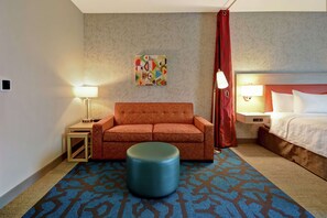 Studio, 2 queensize-senger, tilgjengelighetstilpasset (Roll-In Shower, Mobility & Hearing) | Oppholdsområde | En 42-tommers Flatskjerm-TV med kabel-kanaler samt TV