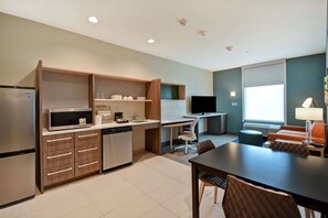 Suite, 1 cama King size, con acceso para personas discapacitadas, tina (Mobility & Hearing) | Minibar, insonorización, tabla de planchar con plancha y cunas 