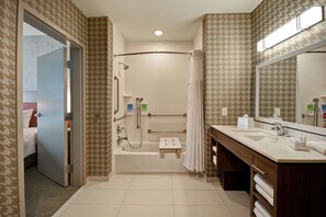 Suite, 1 cama King size, con acceso para personas discapacitadas, tina (Mobility & Hearing) | Baño | Amenidades de baño gratuitas, secadora de cabello, toallas