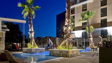 室外游泳池,日光浴躺椅