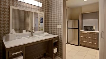 Een douche, designer toiletartikelen, handdoeken