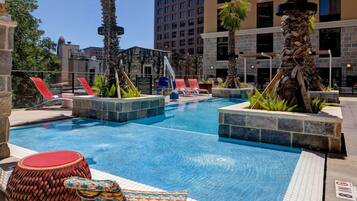 Piscina externa, espreguiçadeiras