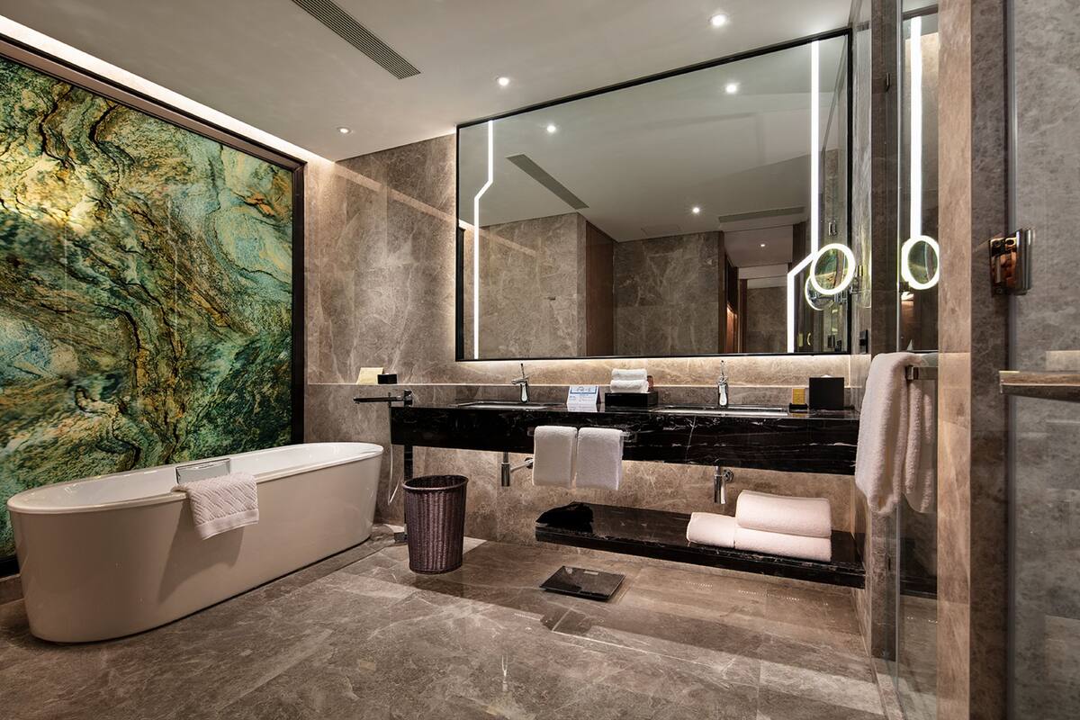 Phòng Suite Deluxe, 1 phòng ngủ | Bộ đồ giường cao cấp, minibar, két bảo mật tại phòng, bàn 