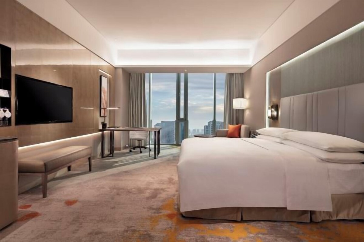 Premium bedding, minibar, in-room safe, desk