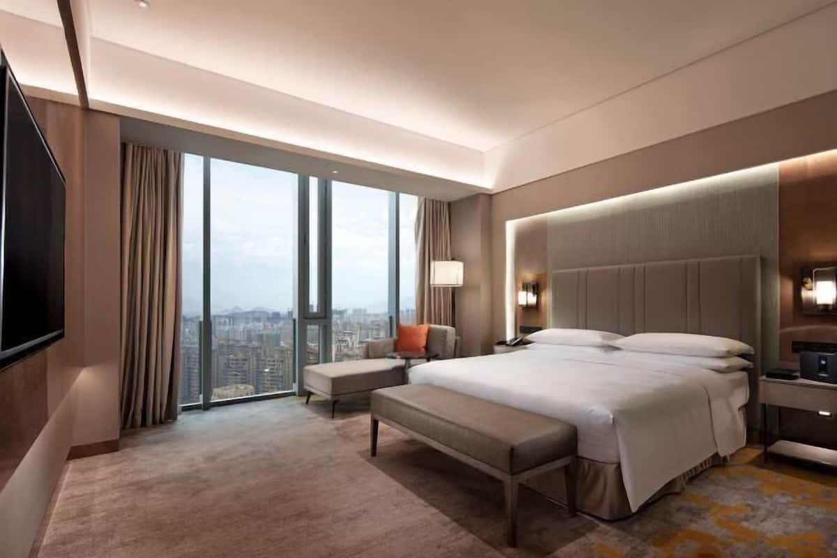 Premium bedding, minibar, in-room safe, desk