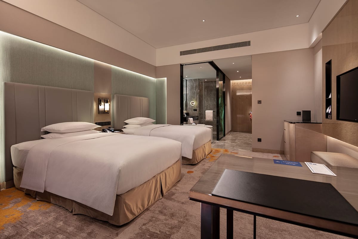 Bộ đồ giường cao cấp, minibar, két bảo mật tại phòng, bàn 