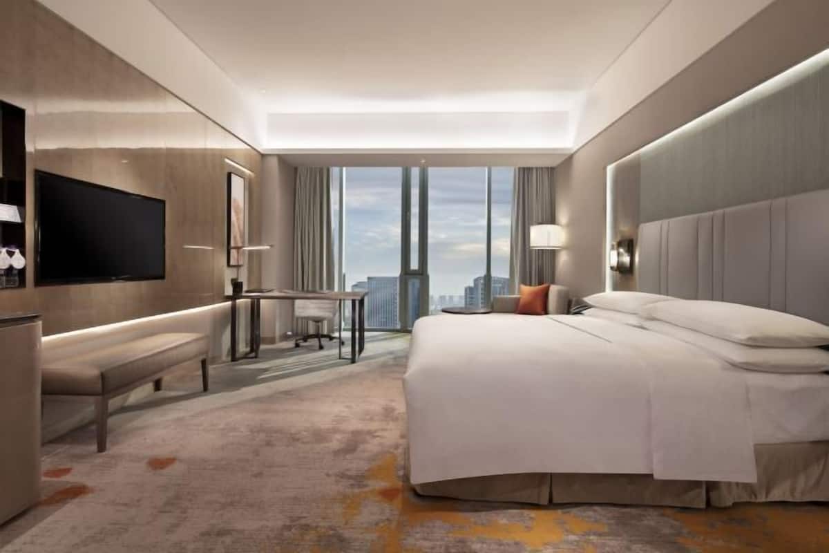 Bộ đồ giường cao cấp, minibar, két bảo mật tại phòng, bàn 