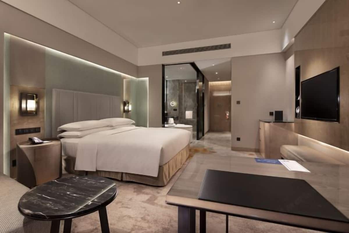 Bộ đồ giường cao cấp, minibar, két bảo mật tại phòng, bàn 