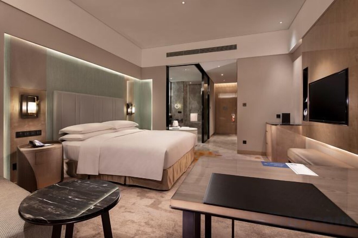 Premium bedding, minibar, in-room safe, desk