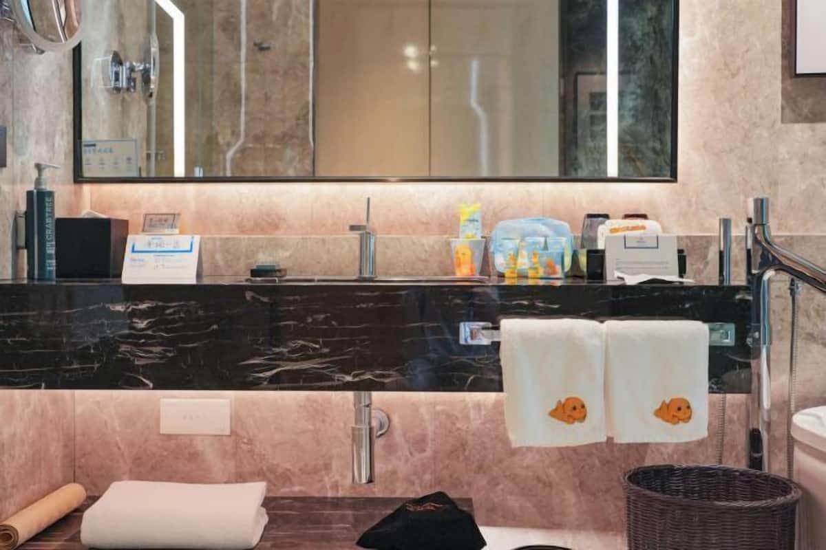 Badkamer | Een aparte badkuip en douche, een diep bad, een regendouche