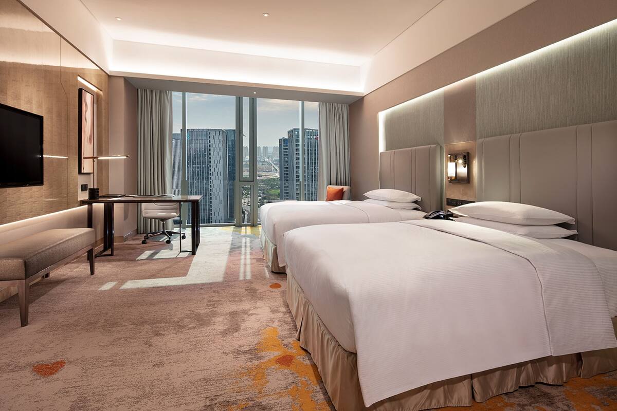 Bộ đồ giường cao cấp, minibar, két bảo mật tại phòng, bàn 