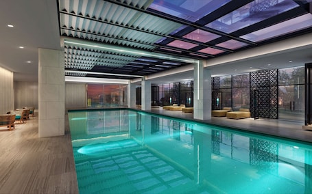 Una piscina techada. Hilton Taizhou