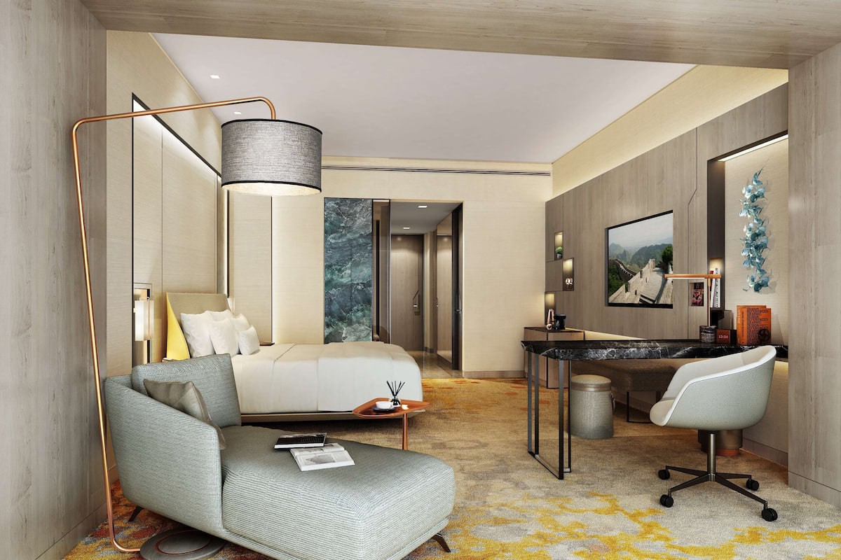 Bộ đồ giường cao cấp, minibar, két bảo mật tại phòng, bàn 