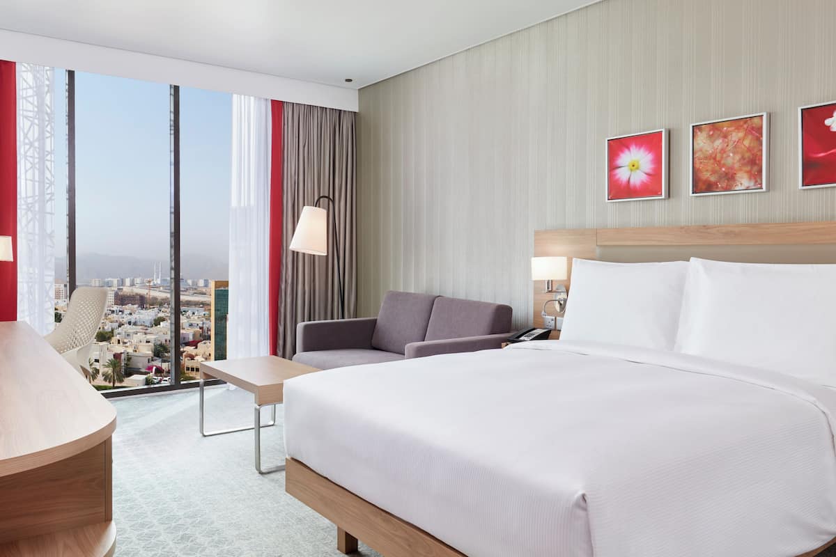 ميني بار وخزنة داخل الغرفة ومكتب وستائر تعتيم