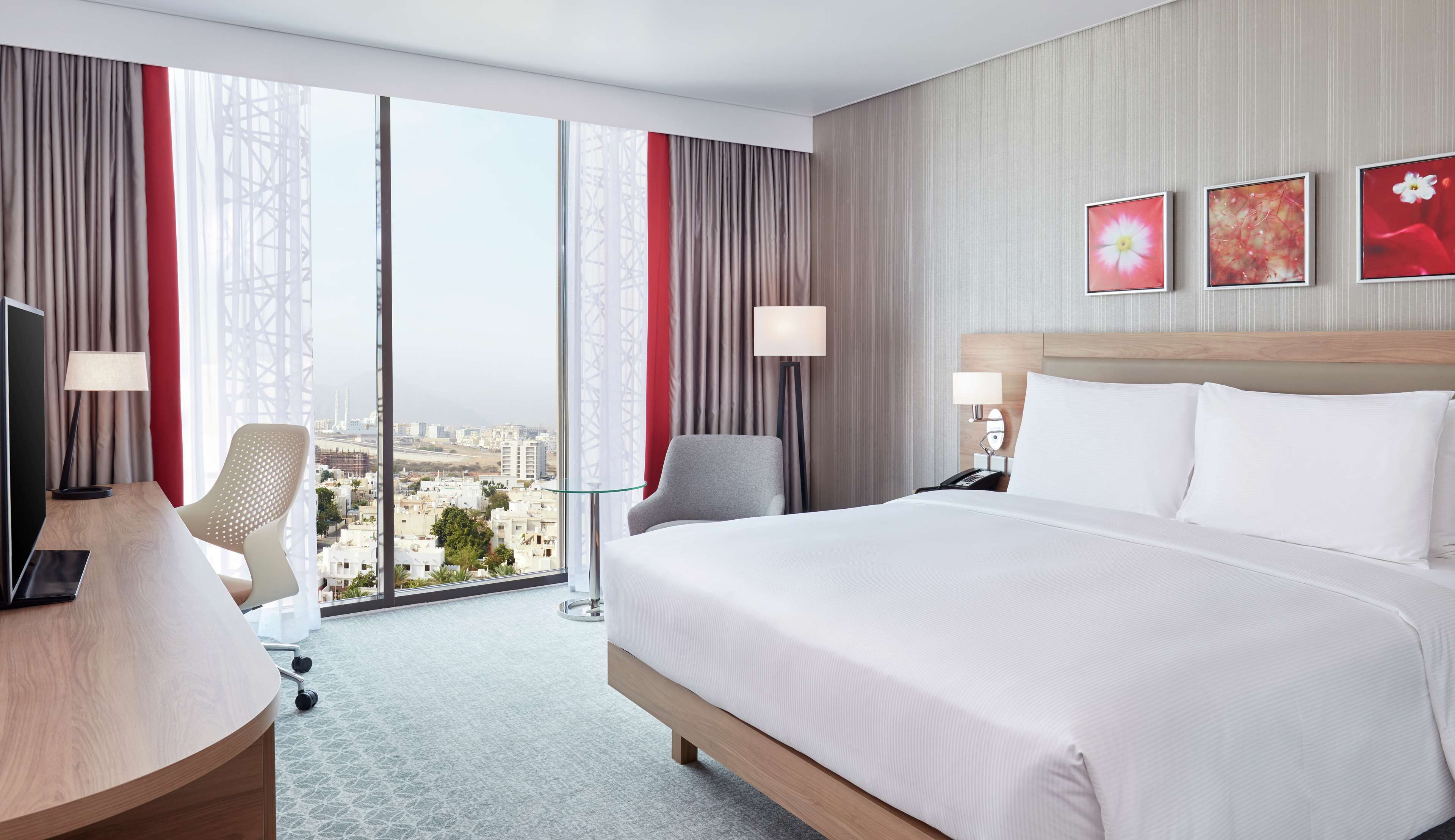 Minibar, coffres-forts dans les chambres, bureau, rideaux occultants