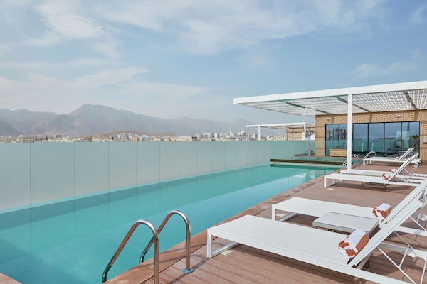 2 hồ bơi ngoài trời