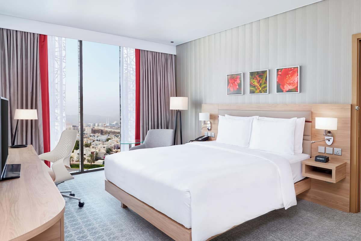 ميني بار وخزنة داخل الغرفة ومكتب وستائر تعتيم