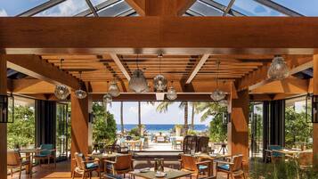 11 restaurantes; se sirven cenas y cocina internacional