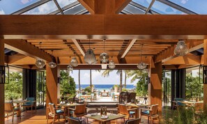 11 restaurantes; se sirven cenas y cocina internacional 