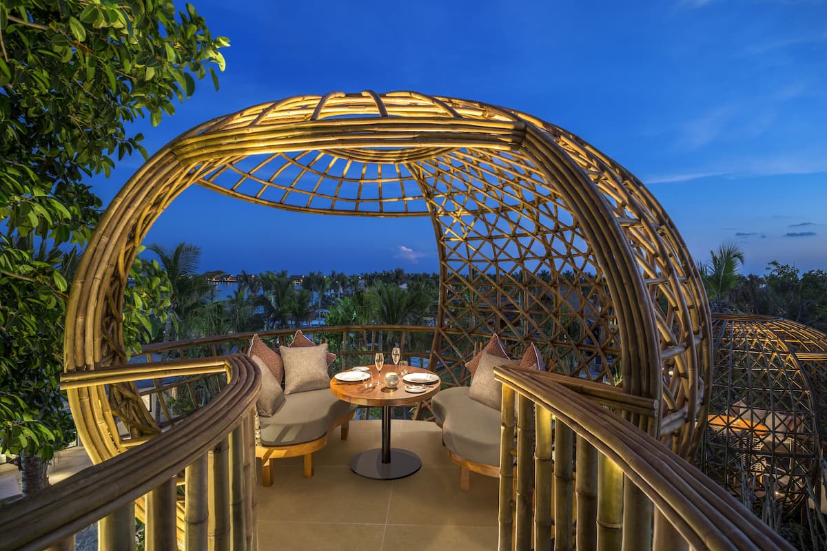 11 restaurants, dinner served, international cuisine