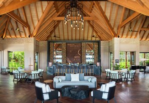 11 restaurants, dinner served, international cuisine