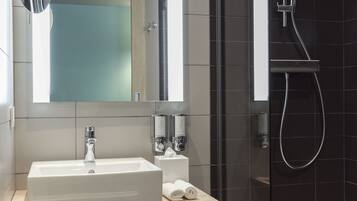 Habitación familiar, 2 camas individuales | Baño | Regadera, regadera tipo lluvia, amenidades de baño gratuitas